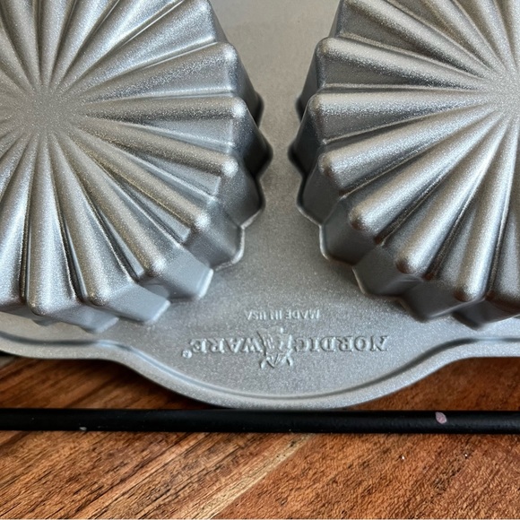 Hearth and Hand Medallion Pan - Picture 3 of 4